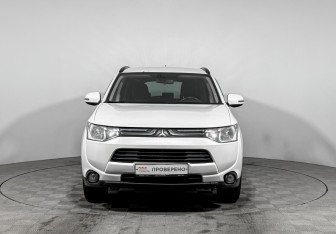Подержанный автомобиль Mitsubishi Outlander 2013 года (2 фото)