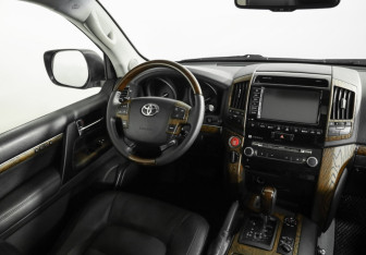 Подержанный автомобиль Toyota Land Cruiser Suv 2014 года (10 фото)
