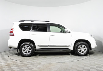 Подержанный автомобиль Toyota Land Cruiser Prado 2015 года (4 фото)