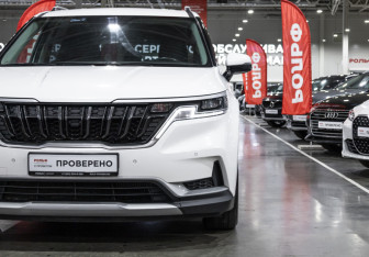 Подержанный автомобиль Kia Carnival 2021 года (4 фото)