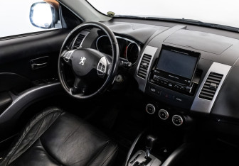 Подержанный автомобиль Peugeot 4007 2008 года (9 фото)