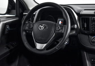 Подержанный автомобиль Toyota RAV4 2017 года (14 фото)