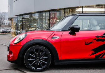 Подержанный автомобиль MINI Hatch 2019 года (3 фото)