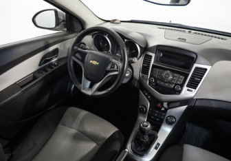 Подержанный автомобиль Chevrolet Cruze Hatchback 2012 года (8 фото)