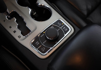 Подержанный автомобиль Jeep Grand Cherokee 2012 года (13 фото)