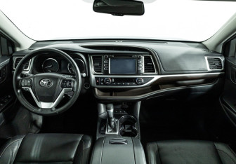 Подержанный автомобиль Toyota Highlander 2014 года (13 фото)