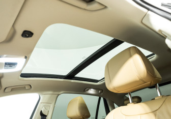 Подержанный автомобиль Hongqi H5 2023 года (19 фото)