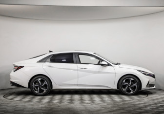 Подержанный автомобиль Hyundai Elantra Sedan 2023 года (4 фото)