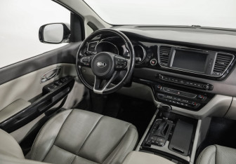 Подержанный автомобиль Kia Carnival 2018 года (9 фото)