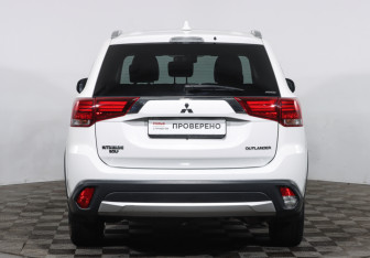 Подержанный автомобиль Mitsubishi Outlander 2017 года (10 фото)