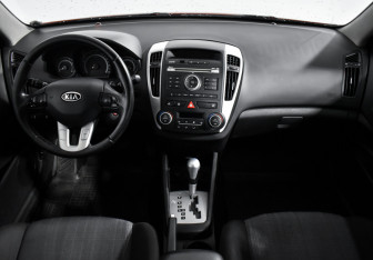 Подержанный автомобиль Kia Ceed Hatchback 2011 года (14 фото)