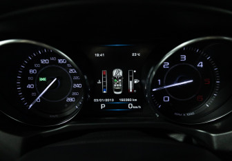 Подержанный автомобиль Jaguar XE 2015 года (12 фото)