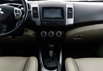 Подержанный автомобиль Mitsubishi Outlander 2008 года (13 фото)