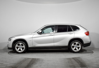 Подержанный автомобиль BMW X1 2010 года (8 фото)
