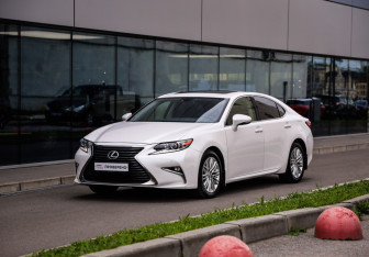 Подержанный автомобиль Lexus ES 2016 года (3 фото)