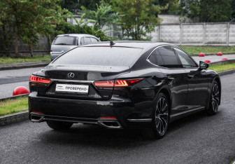 Подержанный автомобиль Lexus LS 2021 года (6 фото)