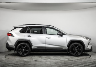 Подержанный автомобиль Toyota RAV4 2021 года (4 фото)