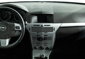Подержанный автомобиль Opel Astra Wagon 2010 года (14 фото)