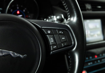 Подержанный автомобиль Jaguar XF Sedan 2016 года (19 фото)