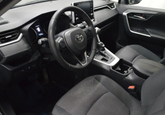 Подержанный автомобиль Toyota RAV4 2019 года (10 фото)