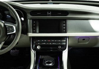 Подержанный автомобиль Jaguar XF Sedan 2017 года (14 фото)