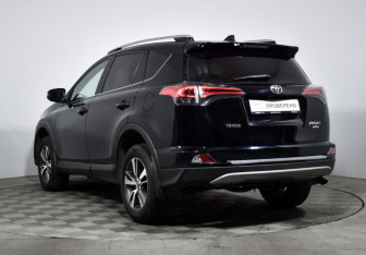 Подержанный автомобиль Toyota RAV4 2017 года (7 фото)