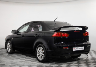 Подержанный автомобиль Mitsubishi Lancer Sedan 2010 года (7 фото)