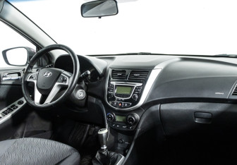 Подержанный автомобиль Hyundai Solaris Sedan 2013 года (9 фото)