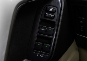 Подержанный автомобиль Toyota Land Cruiser Prado 2010 года (15 фото)