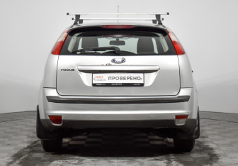 Подержанный автомобиль Ford Focus Hatchback 2006 года (6 фото)