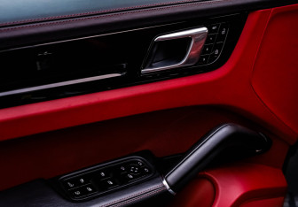 Подержанный автомобиль Porsche Cayenne 2020 года (25 фото)