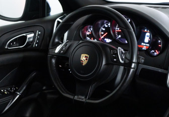 Подержанный автомобиль Porsche Cayenne 2013 года (27 фото)