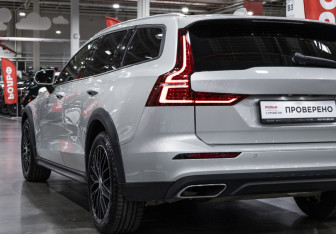 Подержанный автомобиль Volvo V60 Cross Country 2020 года (10 фото)