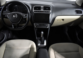 Подержанный автомобиль Volkswagen Polo Sedan 2016 года (15 фото)