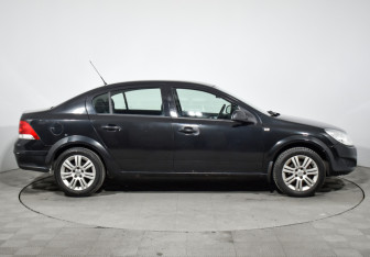 Подержанный автомобиль Opel Astra Sedan 2012 года (4 фото)
