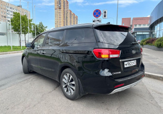 Подержанный автомобиль Kia Carnival 2017 года (3 фото)