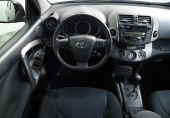 Подержанный автомобиль Toyota RAV4 2011 года (10 фото)