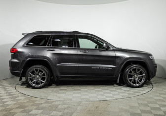 Подержанный автомобиль Jeep Grand Cherokee 2017 года (4 фото)