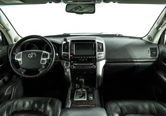 Подержанный автомобиль Toyota Land Cruiser Suv 2014 года (13 фото)