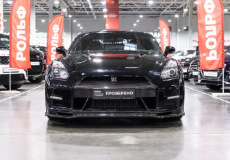 Подержанный автомобиль Nissan GT-R 2011 года (2 фото)