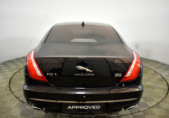 Подержанный автомобиль Jaguar XJ 2016 года (24 фото)