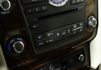 Подержанный автомобиль Infiniti QX80 2015 года (20 фото)