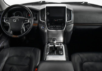 Подержанный автомобиль Toyota Land Cruiser Suv 2015 года (15 фото)