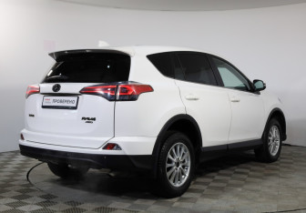 Подержанный автомобиль Toyota RAV4 2016 года (4 фото)