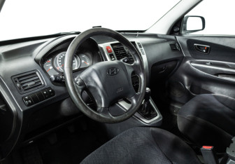 Подержанный автомобиль Hyundai Tucson 2008 года (11 фото)