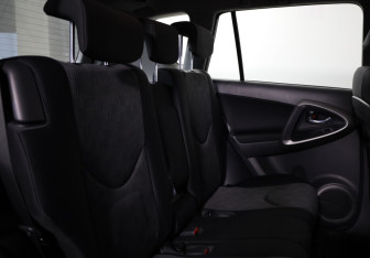 Подержанный автомобиль Toyota RAV4 2012 года (13 фото)