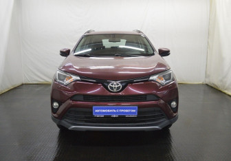 Подержанный автомобиль Toyota RAV4 2017 года (2 фото)