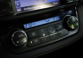 Подержанный автомобиль Toyota RAV4 2013 года (19 фото)