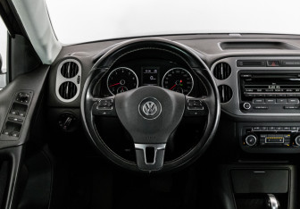 Подержанный автомобиль Volkswagen Tiguan 2015 года (12 фото)