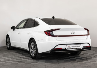 Подержанный автомобиль Hyundai Sonata 2021 года (7 фото)